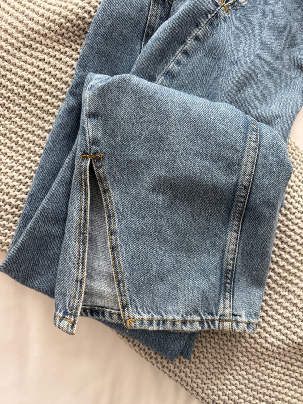 We The Free medium blue slit hem jeans (27) - Picture 6 of 7